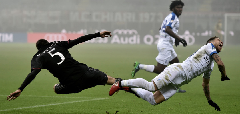 Atalanta's midfielder of Slovenia Jasmin Kurtic vies with AC Milan midfielder from Italy Giacomo Bonaventura (R) during the Serie A football match AC Milan vs Atalanta at San Siro Stadium in Milan on December 17, 2016. / AFP / TIZIANA FABI (Photo credit should read TIZIANA FABI/AFP/Getty Images)
