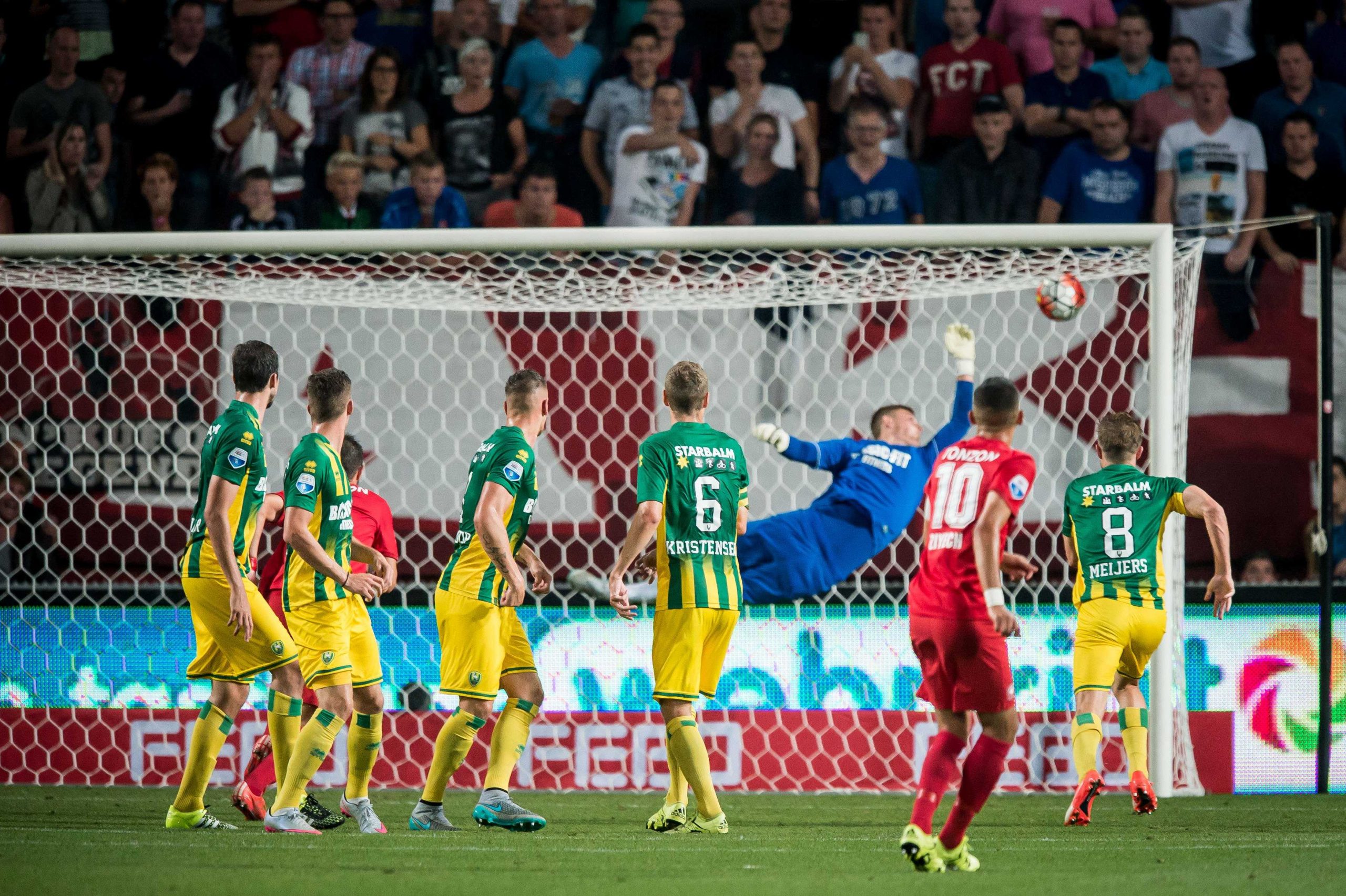 2015-08-15 00:00:00 ENSCHEDE, FC Twente - ADO Den Haag, Eredivisie , Voetbal, Stadion Grolsch Veste, Seizoen 2015 / 2016, 15-08-2015, FC Twente speler Hakim Ziyech scoort de 1-2, doelpunt.